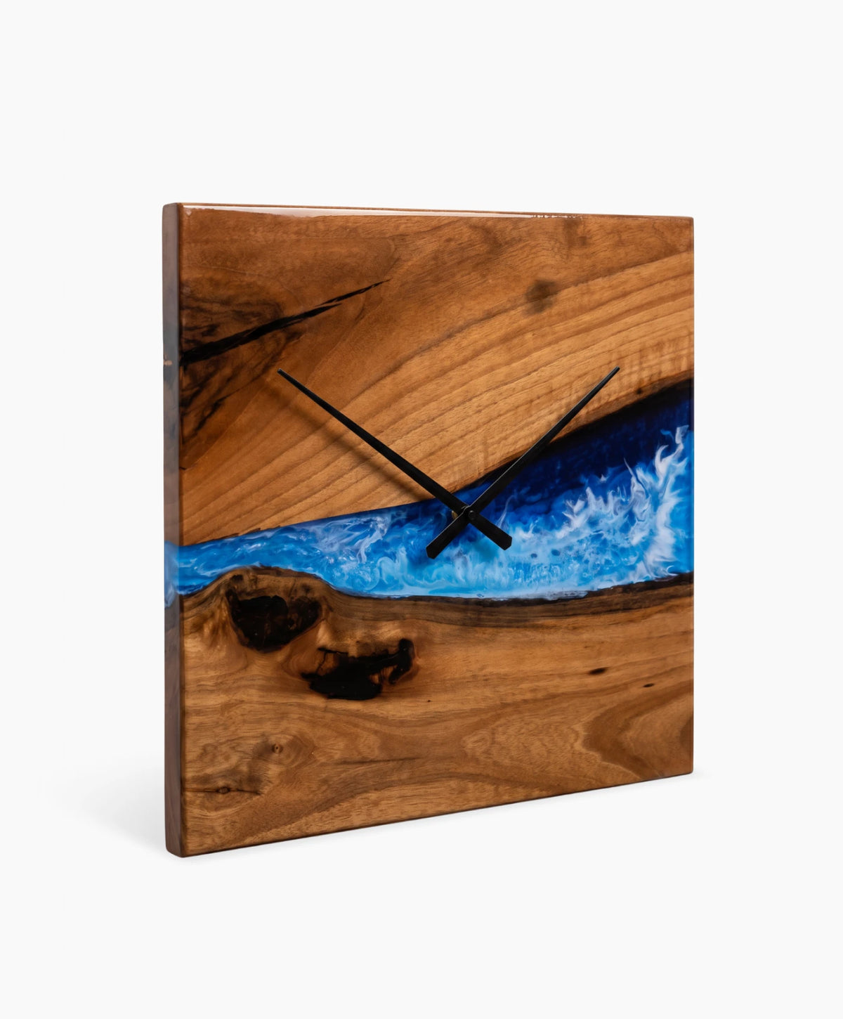 Eckige Holzuhr aus Nussbaum mit blauem Epoxidharz