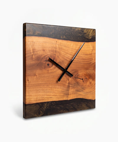 Eckige Wanduhr aus Nussbaum mit schwarzem Epoxidharz