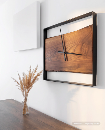 Eckige Wanduhr aus Nussbaum mit Metallrahmen